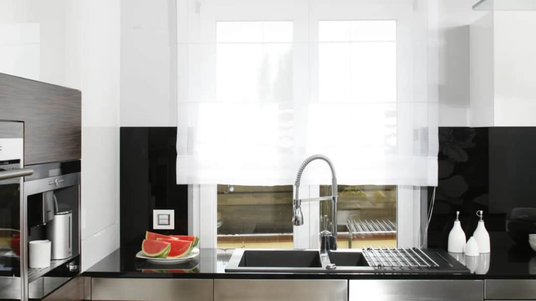 Jak zabudować niskie okno w kuchni, aby zyskać funkcjonalne wnętrze
