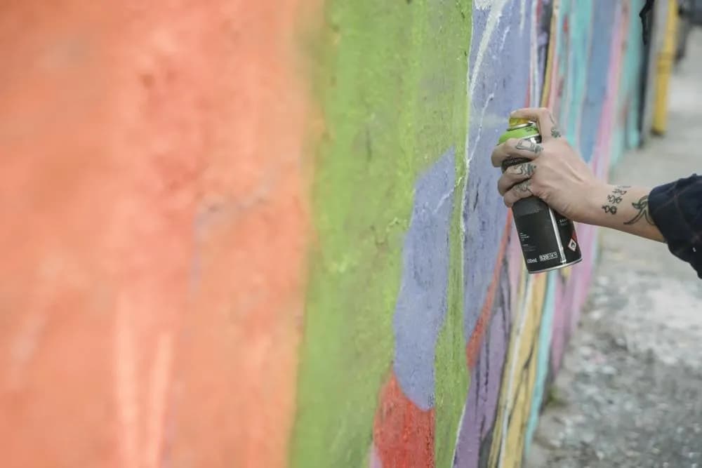 Ile kosztuje spray do malowania? Ceny, marki i najlepsze oferty w sklepach