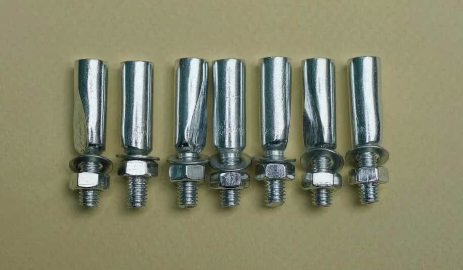 Kotwy gruntowe wbijane: użycie, zasada działania i wybór najlepszych rozwiązań