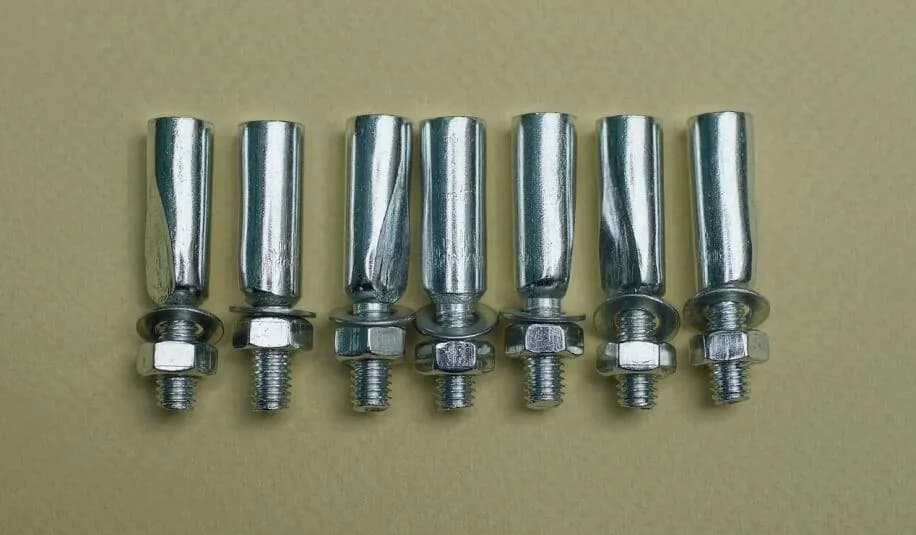 Kotwy gruntowe wbijane: użycie, zasada działania i wybór najlepszych rozwiązań