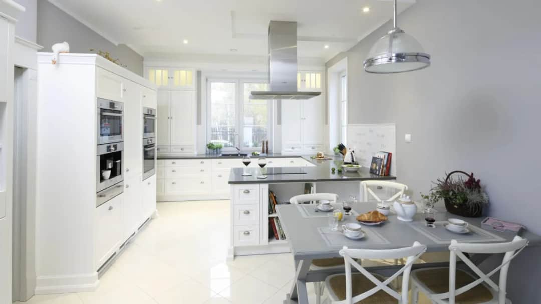 Jak połączyć kuchnię z salonem i jadalnią, by zyskać przestronność i styl?