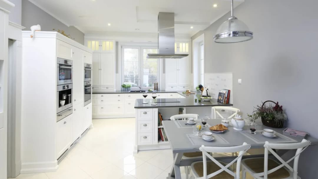 Jak połączyć kuchnię z salonem i jadalnią, by zyskać przestronność i styl?