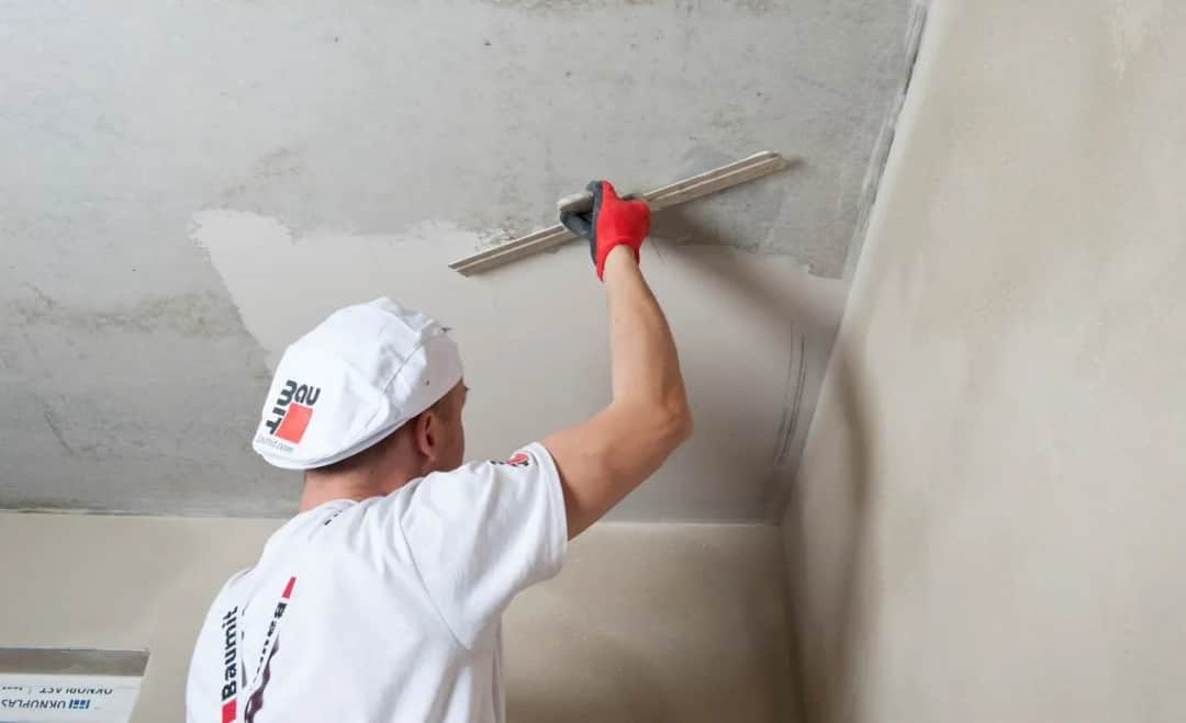 Jak malować ściany po gładzi, by uniknąć nierówności i smug?