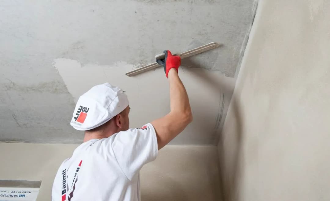 Jak malować ściany po gładzi, by uniknąć nierówności i smug?