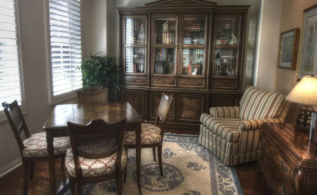 Jaki dywan do ciemnych mebli wybrać, aby ożywić wnętrze?