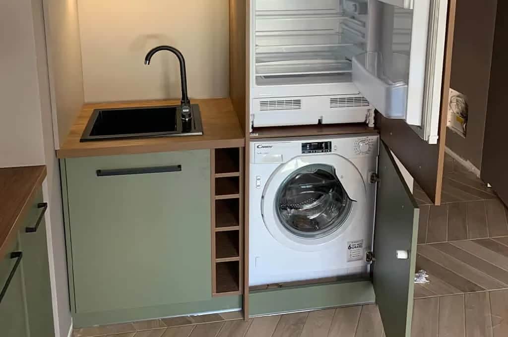 Jak zabudować pralkę wolnostojącą w kuchni i uniknąć błędów?