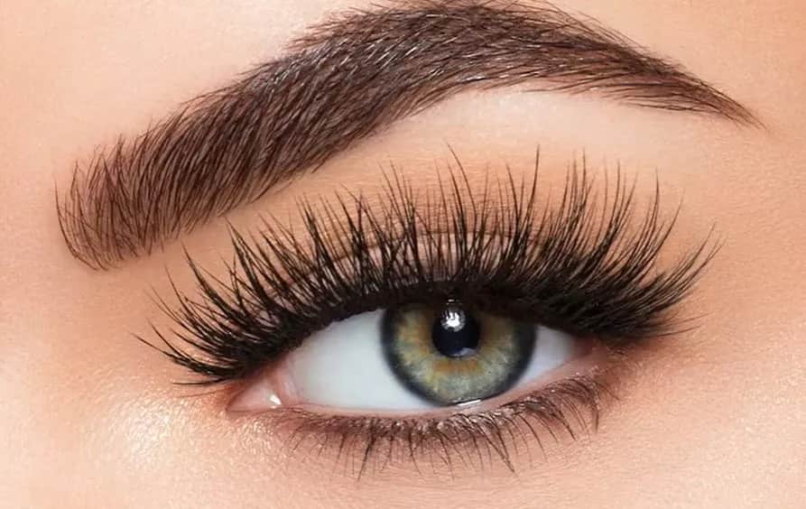 Czy doczepiane rzęsy się maluje? Poznaj zasady i zalecenia pielęgnacyjne.