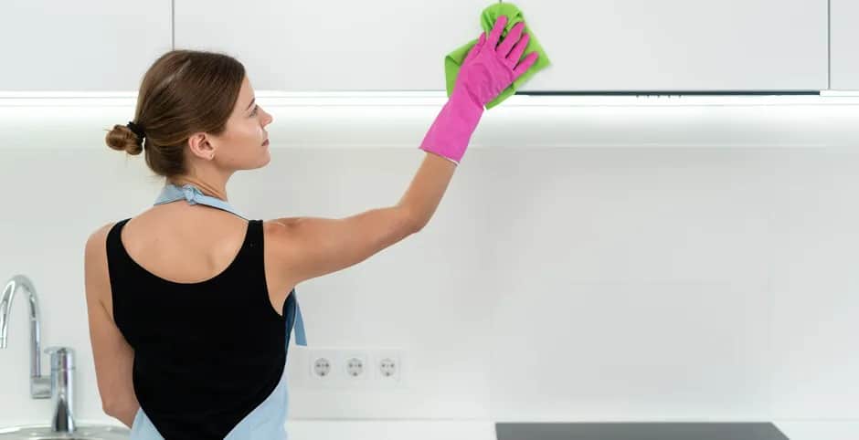 Jak skutecznie czyścić białe meble z połyskiem i uniknąć uszkodzeń