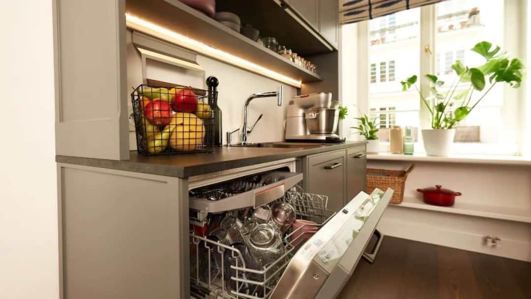 Jaki zlew do kuchni ze zmywarką wybrać, aby zaoszczędzić miejsce?