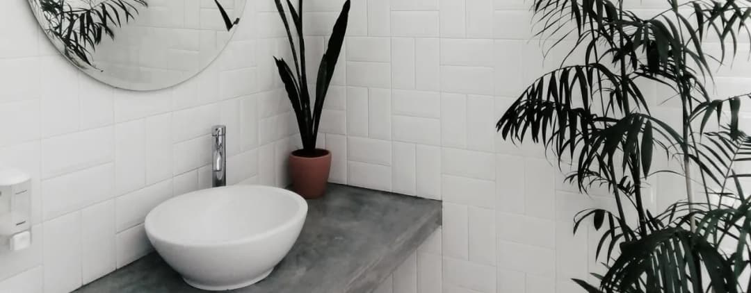 Czy warto malować płytki w łazience? Plusy, minusy i opinie użytkowników